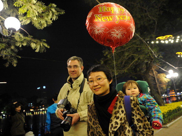 外国游客喜迎新春（图片来源：越南人民报）