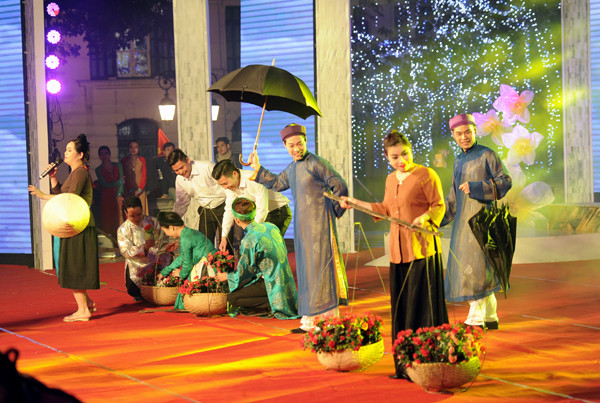 迎新春表演节目（图片来源：越南人民报）