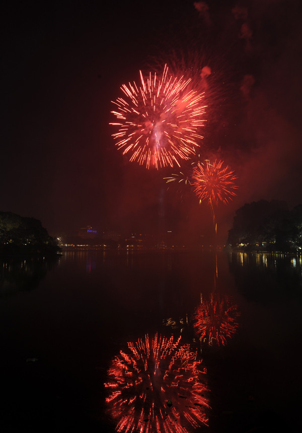 迎春烟花（图片来源：越南人民报）