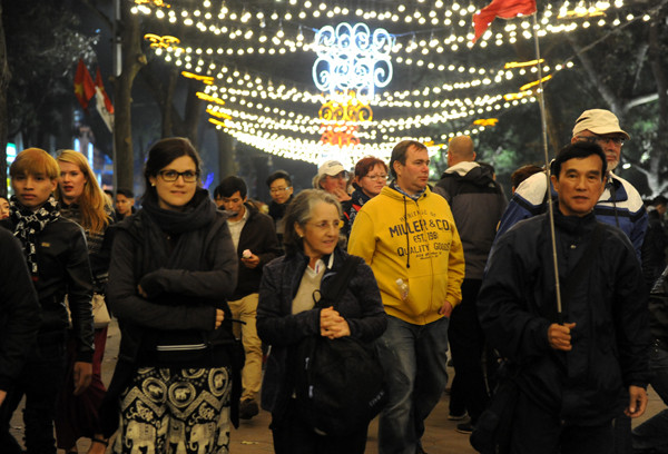 外国游客喜迎新春（图片来源：越南人民报）