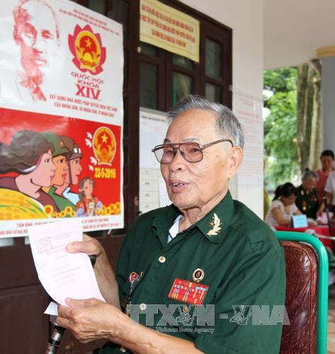  越南伤残军人参加投票。