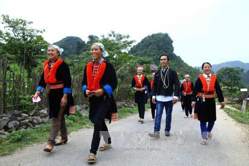  少数民族同胞参加投票。