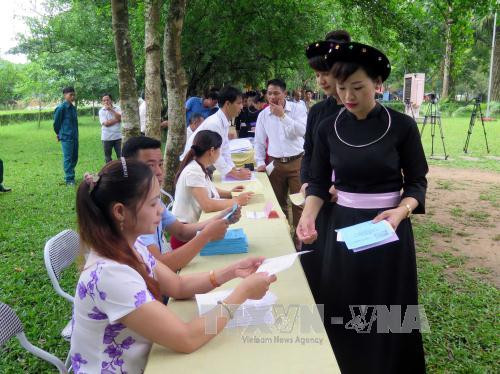  少数民族同胞参加投票。