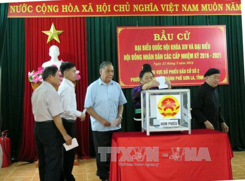  少数民族同胞参加投票。