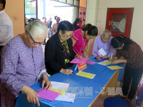  选民们行使公民权利。