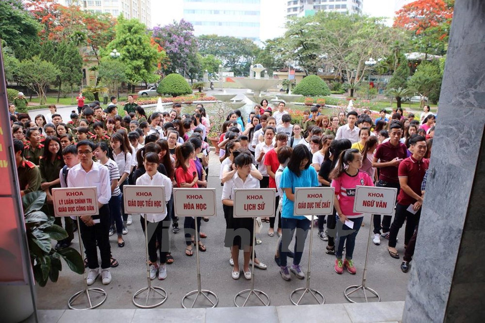 越南河内师范大学大学生兴高采烈参加投票。