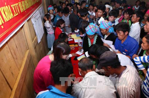  少数民族同胞参加投票。