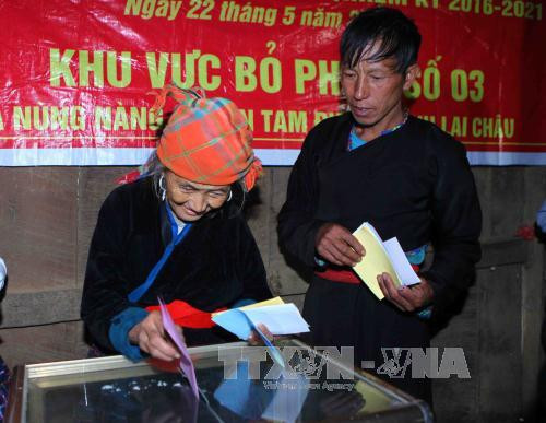  少数民族同胞参加投票。