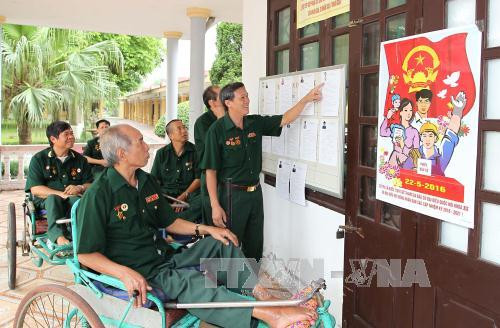  越南伤残军人参加投票。