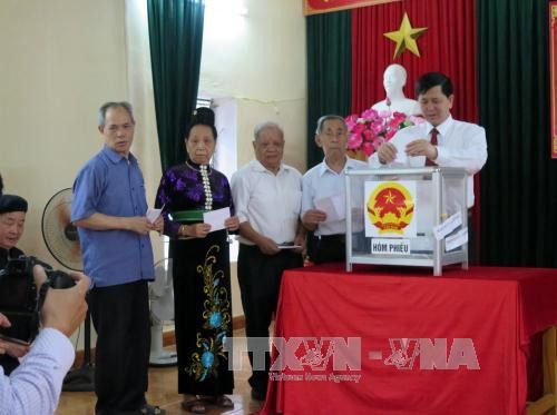  少数民族同胞参加投票。