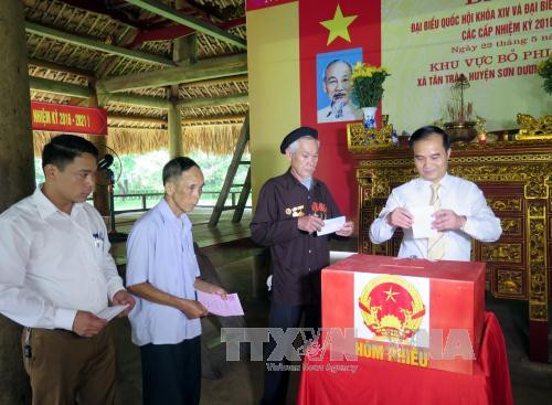  少数民族同胞参加投票。