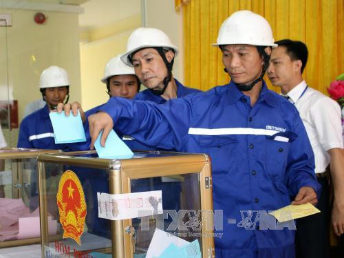  越南茂溪煤炭公司劳动者参加投票。