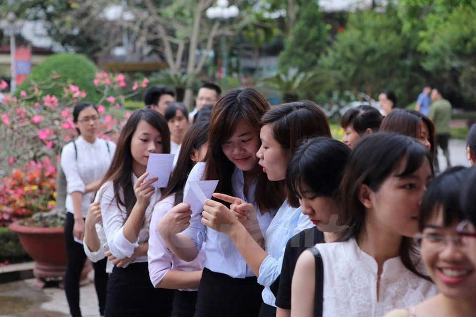 越南河内师范大学大学生兴高采烈参加投票。