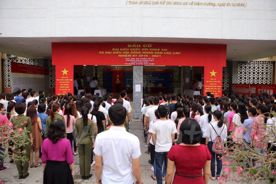 越南河内师范大学大学生兴高采烈参加投票。