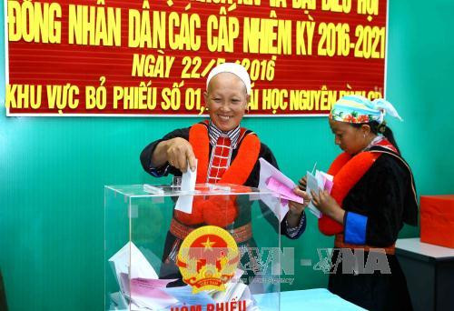  少数民族同胞参加投票。