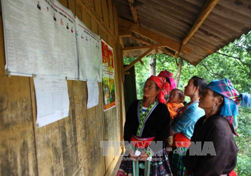  少数民族同胞参加投票。