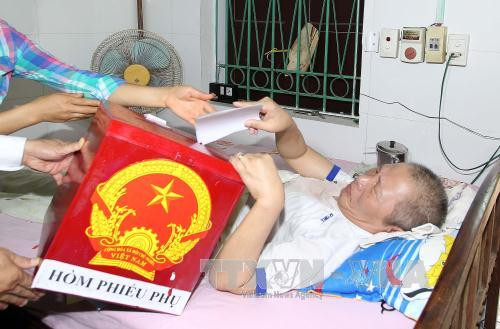  躺在床上病人参加投票。