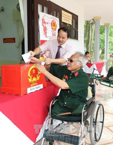  越南伤残军人参加投票。