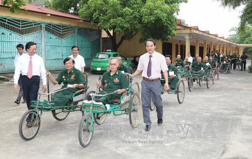  越南伤残军人参加投票。