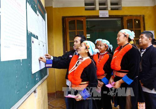  少数民族同胞参加投票。