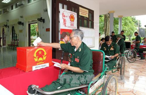  越南伤残军人参加投票。