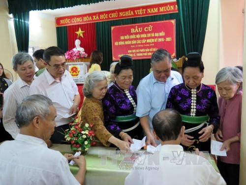  少数民族同胞参加投票。