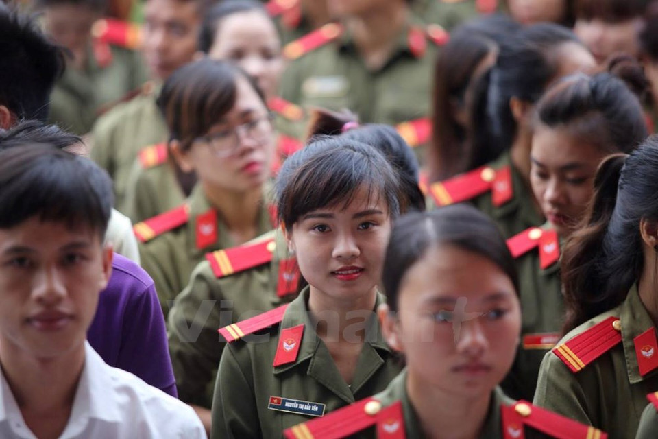 越南河内师范大学大学生兴高采烈参加投票。