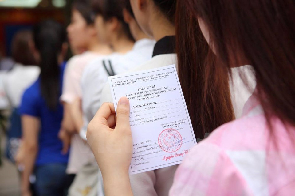 越南河内师范大学大学生兴高采烈参加投票。