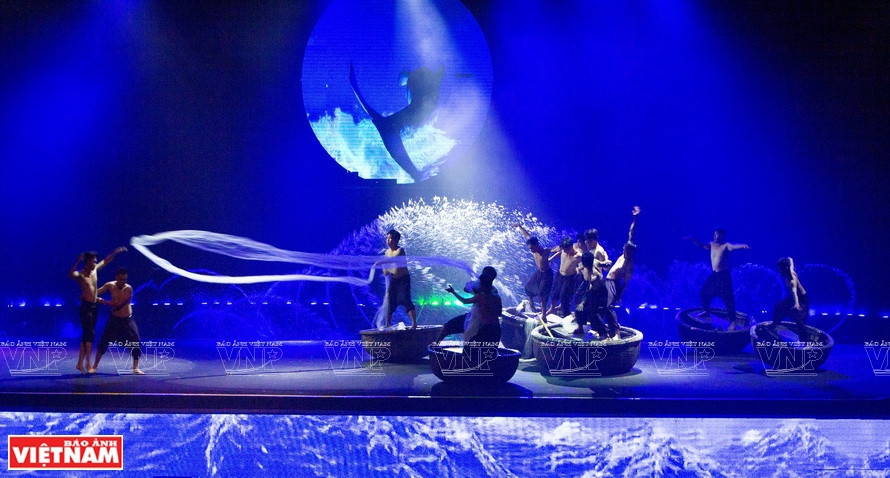 通过该实景演出，观众深深感受到沿海地区渔民对征服海洋以及谋求幸福生活的的欲望。图自《越南画报》