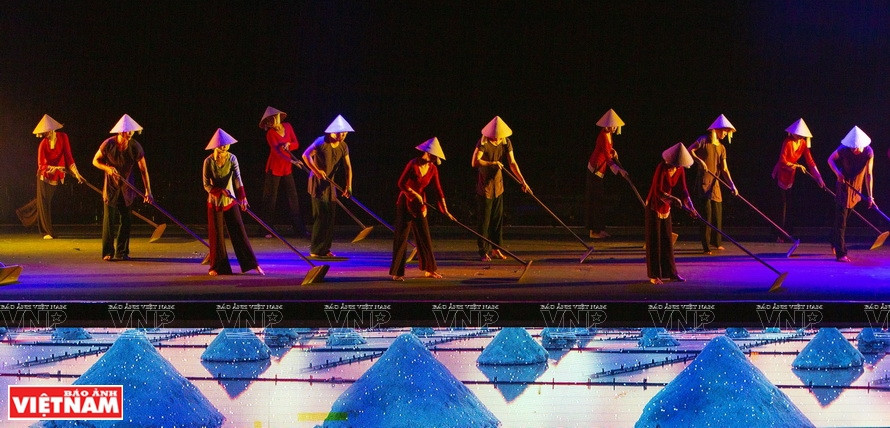 演员们在舞台上再现渔民制盐工作。图自《越南画报》