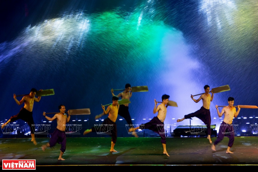 舞台上的演员化身为渔村里晒黑肤色的男孩。图自《越南画报》