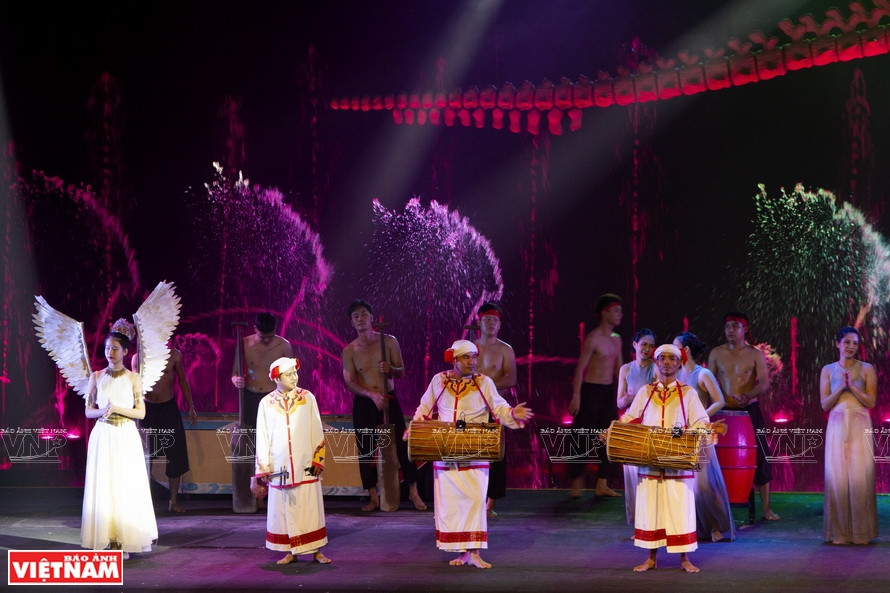 长达70分钟的 “渔村传奇”实景演出充分反映越南沿海地区渔村的文化生活。图自《越南画报》