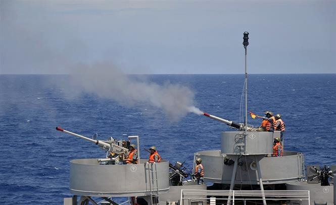 越南海军二号司令部展开海上实战训练活动，其中包括投放水雷、实弹射击等训练项目，并与二号海军力量各有关单位配合展开协同训练活动。图自 越通社