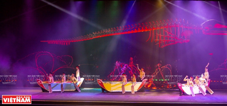 通过‘渔村传奇’实景演出，观众们更加了解潘切市传统赛船活动，并感受到人类与大海的和谐相处。图自《越南画报》