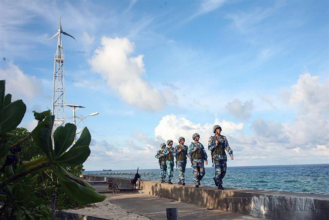 长沙群岛战士昼夜不休地牢牢捍卫祖国神圣海洋岛屿主权。图自 越通社