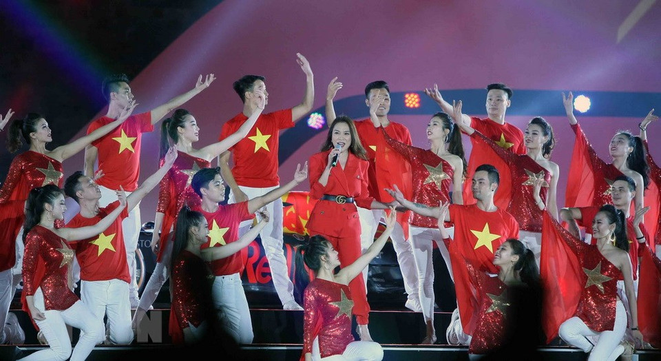 河内市举办一场精彩的艺术晚会，庆祝河内成功获得F1的举办权。图自越通社