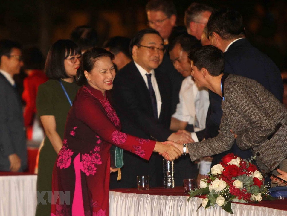 越南国会主席阮氏金银和国际代表握手。图自越通社