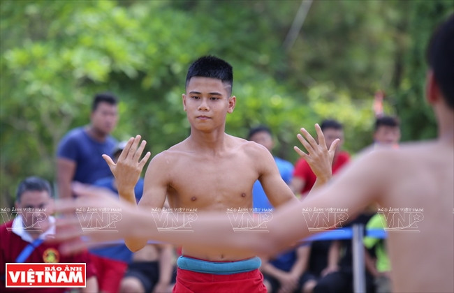 比赛之前，摔跤手进行一些仪式。