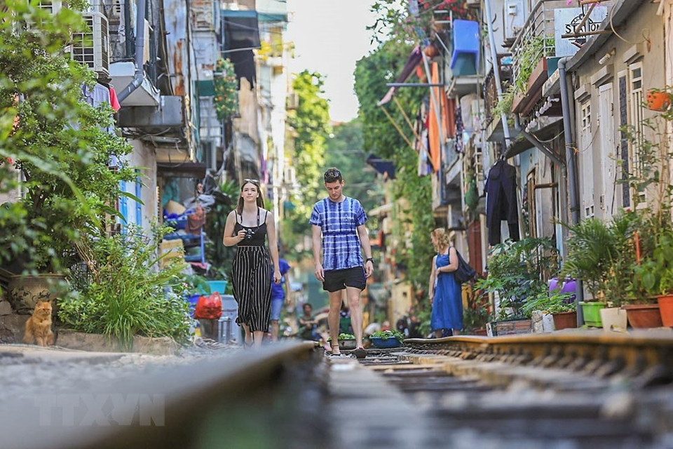 外国游客对河内市铁路街道非常感兴趣。越通社记者 仲德 摄