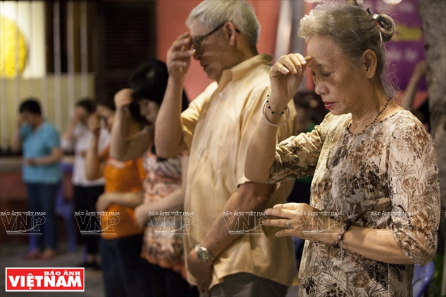 每个星期天和宗教节日，都会有许多虔诚的教徒聚集于此进行弥撒。越南画报记者 邓金芳