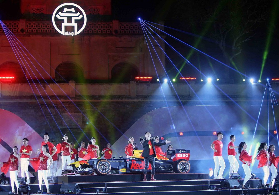 河内市举办一场精彩的艺术晚会，庆祝河内成功获得F1的举办权。图自越通社