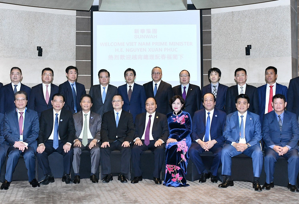越南政府总理阮春福和中国部分企业代表合影。越通社记者 统一 摄