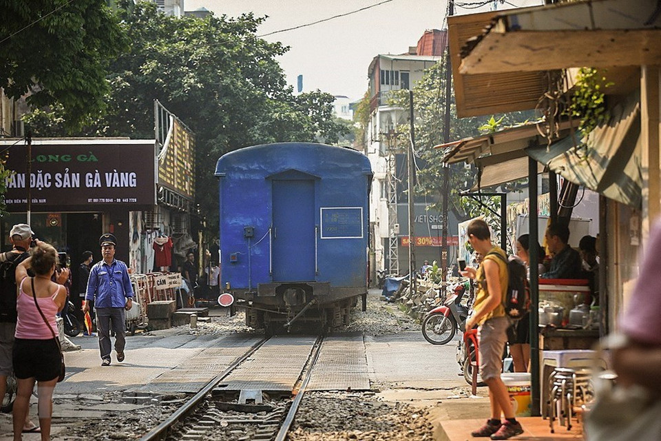 游客们将统一列车进入河内市铁路街道的时刻拍摄下来。越通社记者 仲德 摄