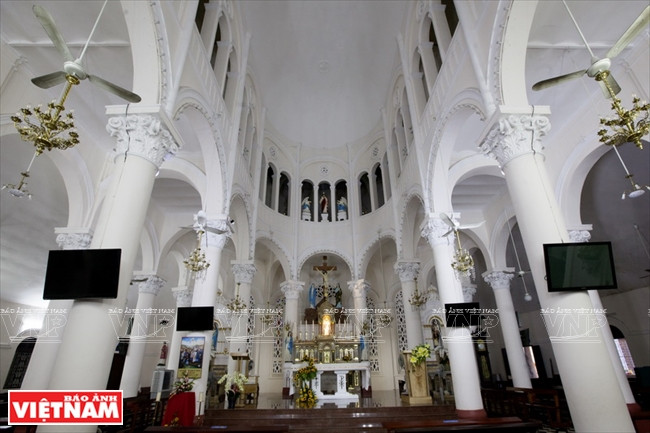 新定教堂具有古建筑的风格，其建筑细节带有罗曼和巴洛克的特点。越南画报记者 邓金芳