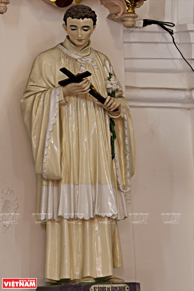 教堂外部门廊等部位布满精美雕饰，内部四周均为小祈祷室，每间的神龛、雕塑及装饰都不同。越南画报记者 邓金芳