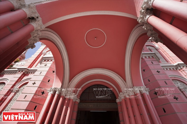 迷人的粉红色外墙使新定教堂成为西贡最抢眼的建筑。越南画报记者 邓金芳