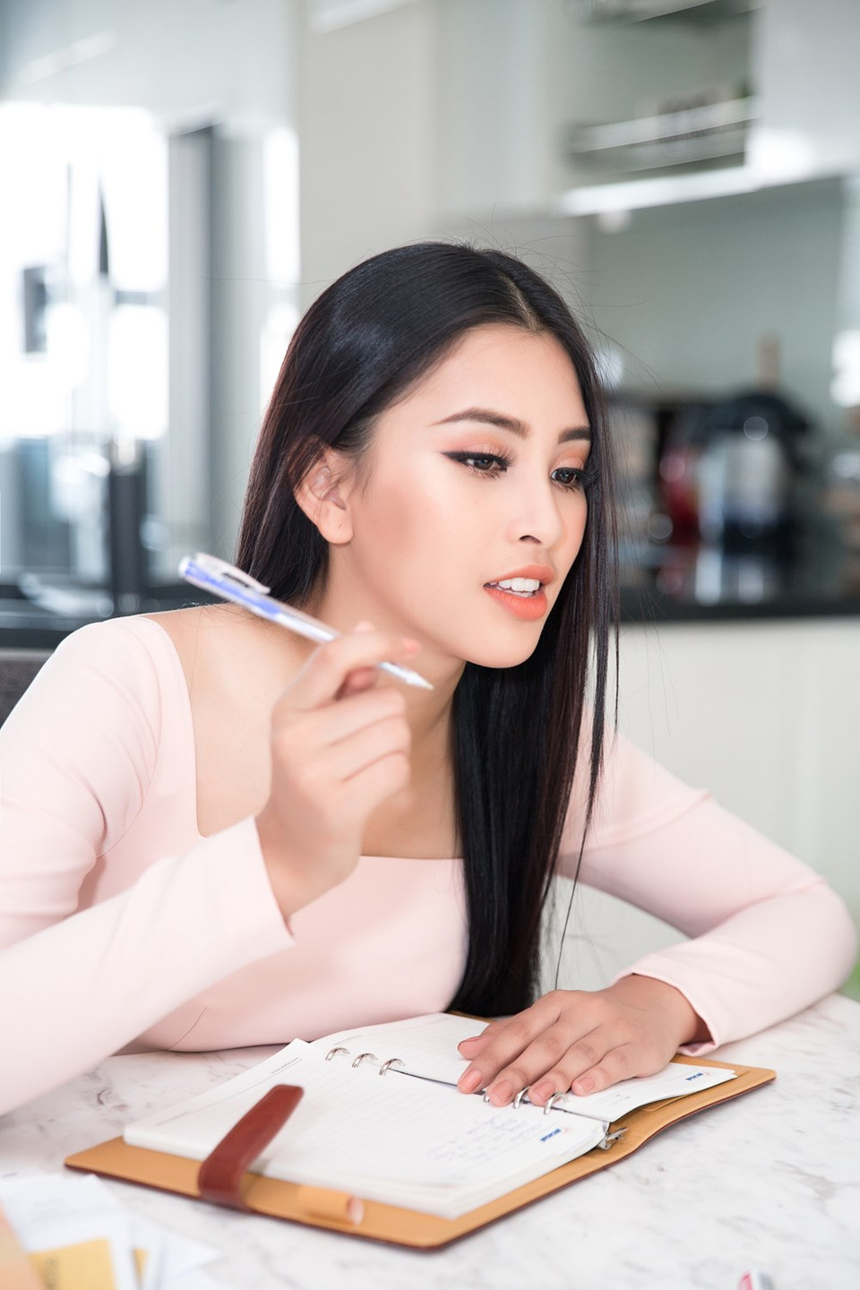 陈小薇为2018年世界小姐选美大赛做准备。图自越通社