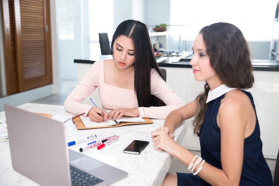 陈小薇为2018年世界小姐选美大赛做准备。图自越通社