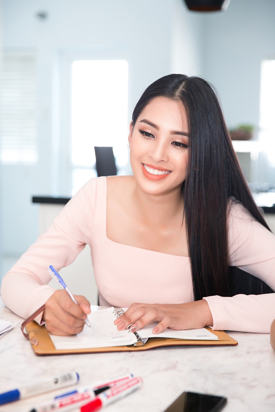 陈小薇为2018年世界小姐选美大赛做准备。图自越通社