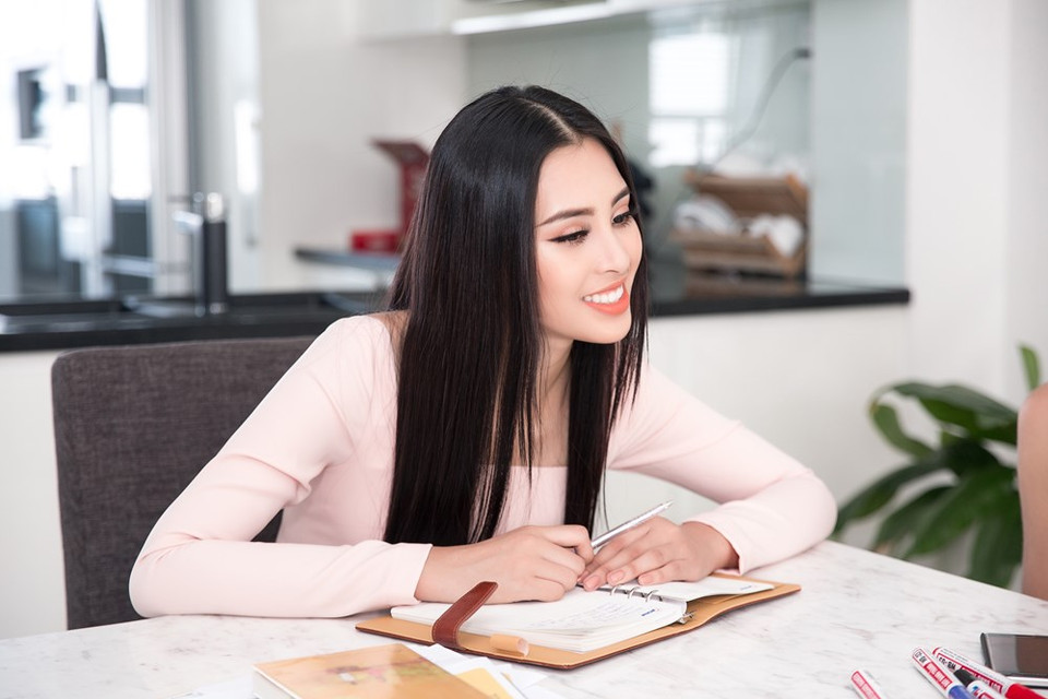 陈小薇为2018年世界小姐选美大赛做准备。图自越通社